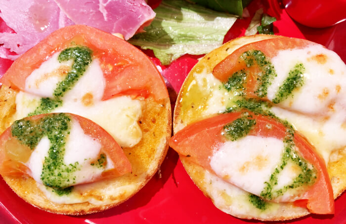マフィンサンド～モッツァレラとトマトのカプレーゼ国産ハム添え～の写真2