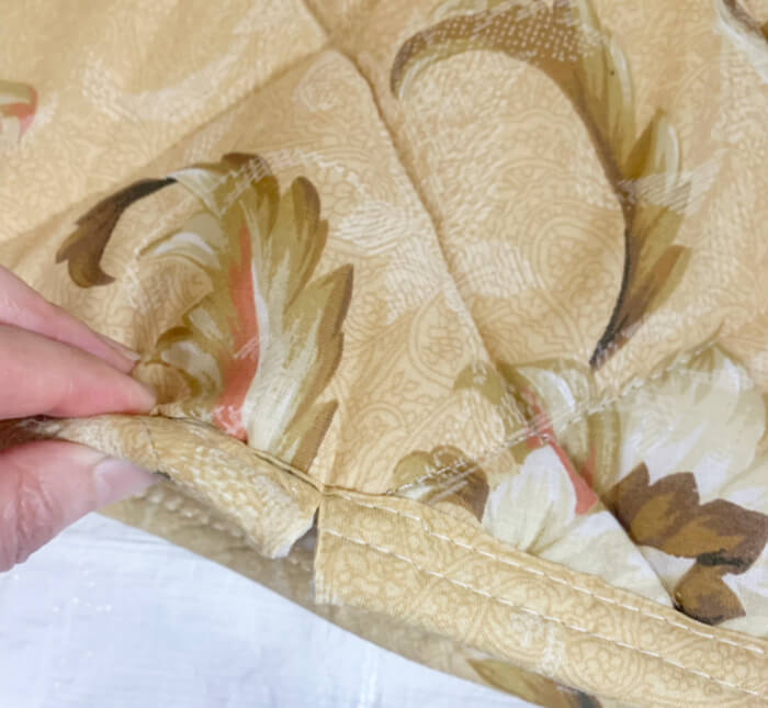 ダイソーのハサミで布団を切る写真4